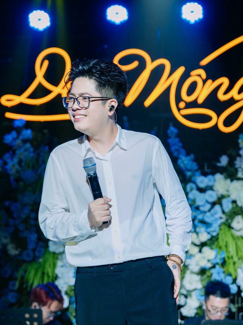Gương mặt cuốn hút Bùi Anh Tuấn trong nền