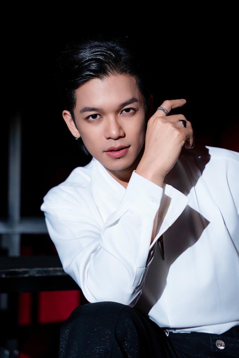 Gương mặt cuốn hút Trọng Hiếu trong nền