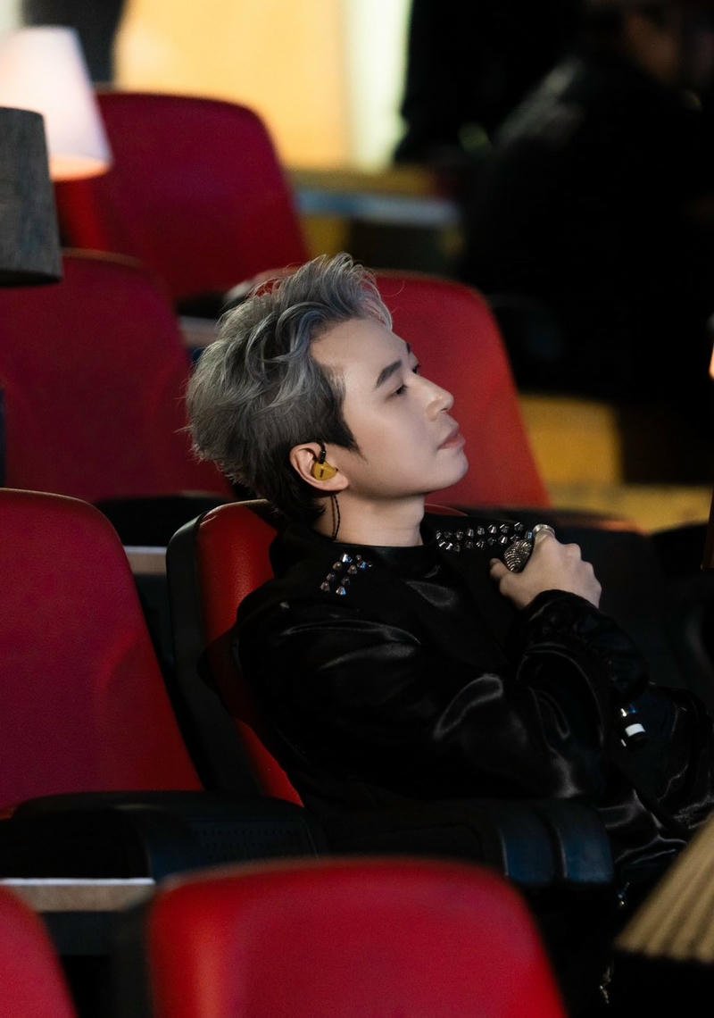 Gương mặt cuốn hút của Karik trong ảnh nền nghệ sĩ