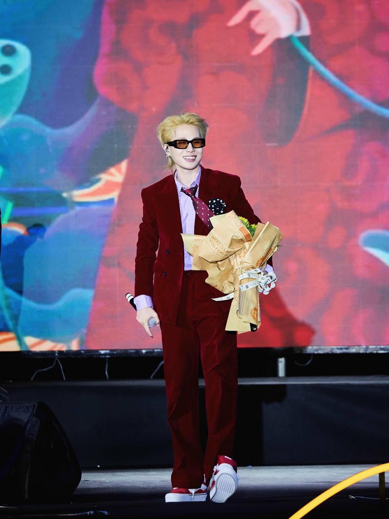 Gương mặt cuốn hút trong ảnh nền nghệ sĩ Jack J97