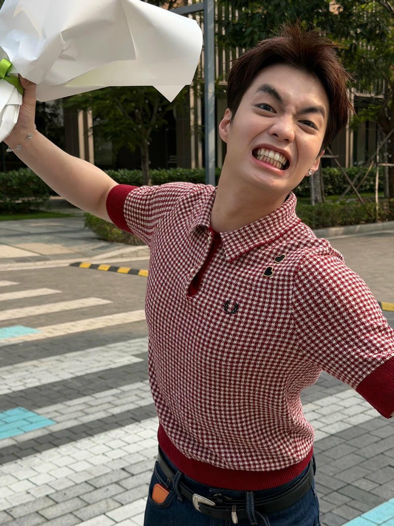 Gương mặt cuốn hút trong ảnh nền nghệ sĩ Negav