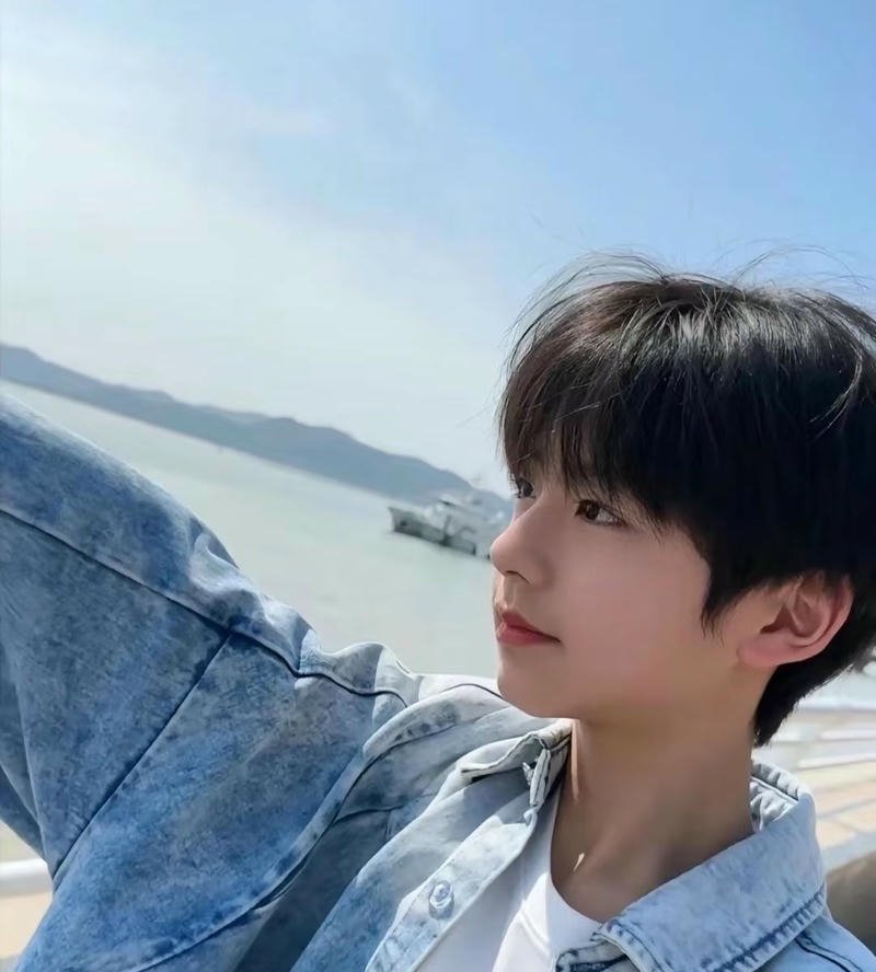 Gương mặt đáng yêu trai đẹp 13 tuổi nền đẹp