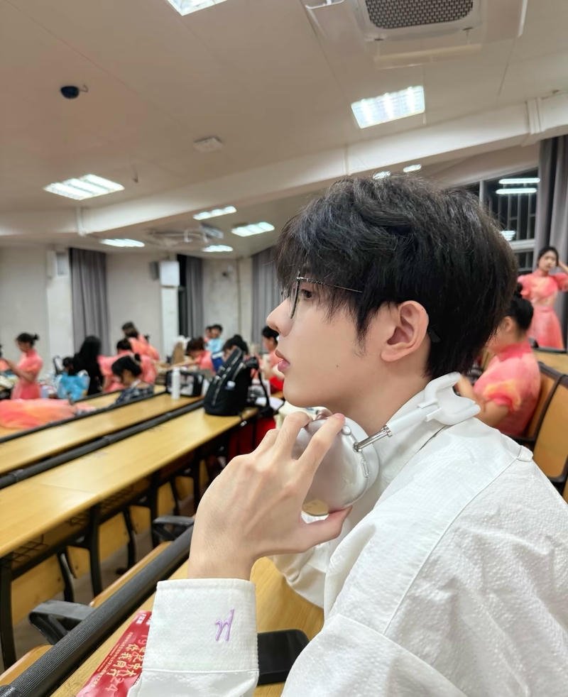 Gương mặt dễ mến học sinh nam ảnh nền