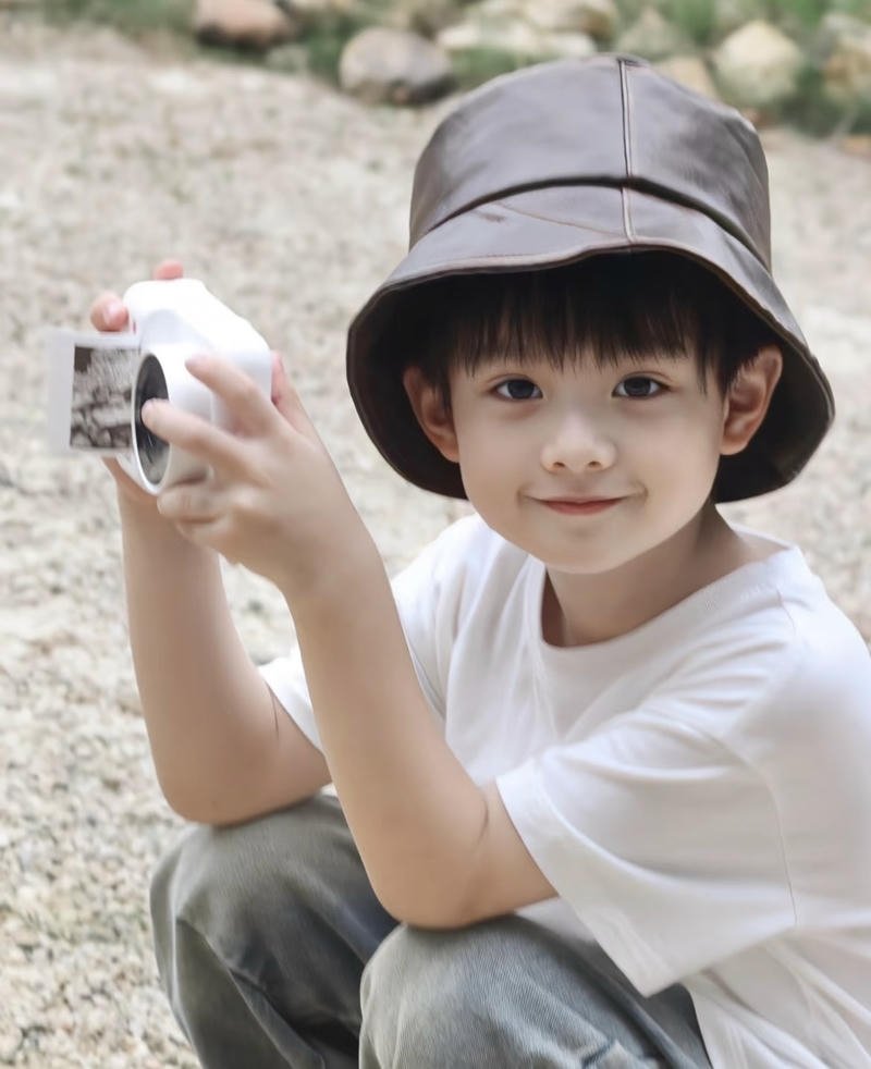 Gương mặt dễ thương trong ảnh bé trai đáng yêu nổi bật