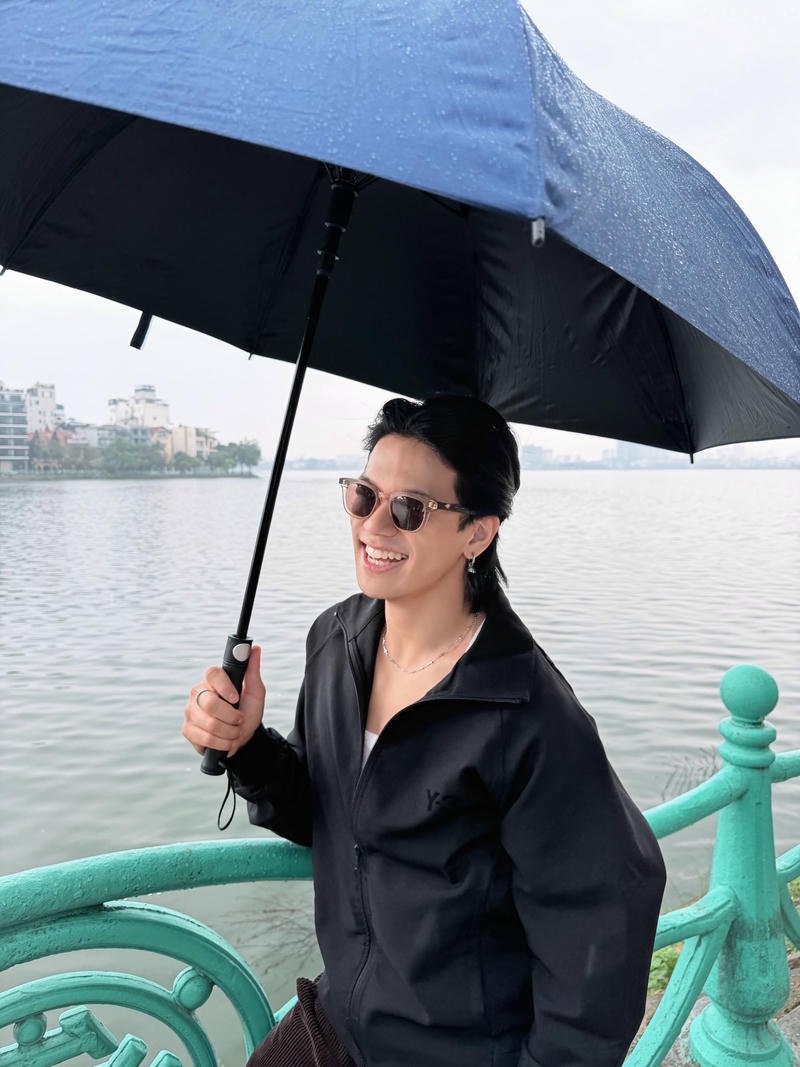 Gương mặt nam tính của Trọng Hiếu trong nền