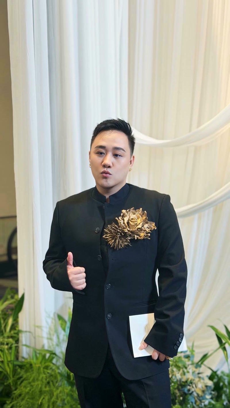 Gương mặt rõ nét Trung Quân trong nền sáng