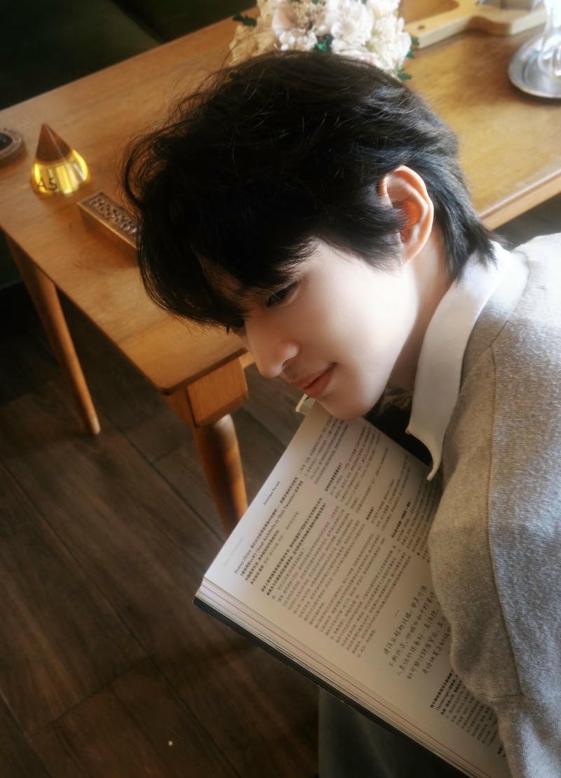 Gương mặt rõ nét học sinh nam trong hình