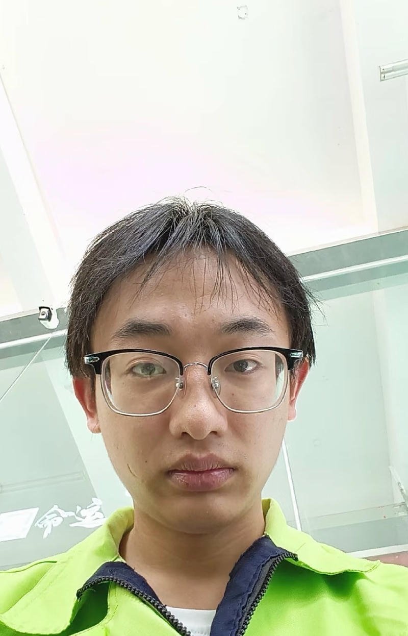 Gương mặt rõ nét nam kém sắc trong ảnh