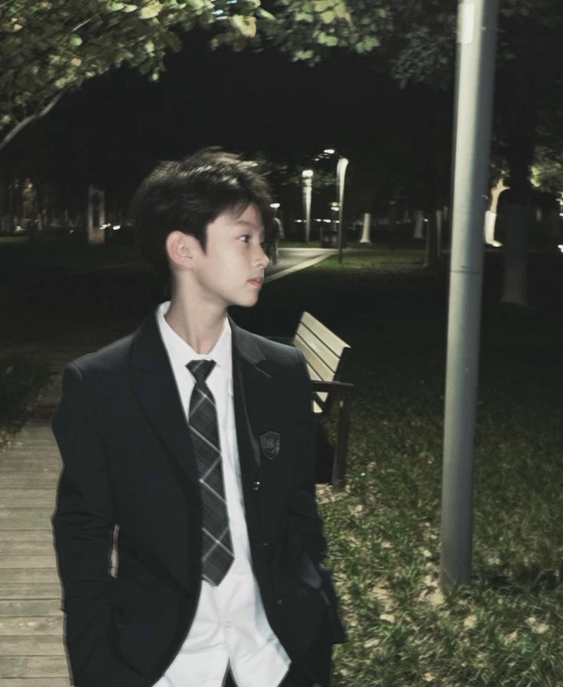 Gương mặt rõ nét trai đẹp học sinh trong hình