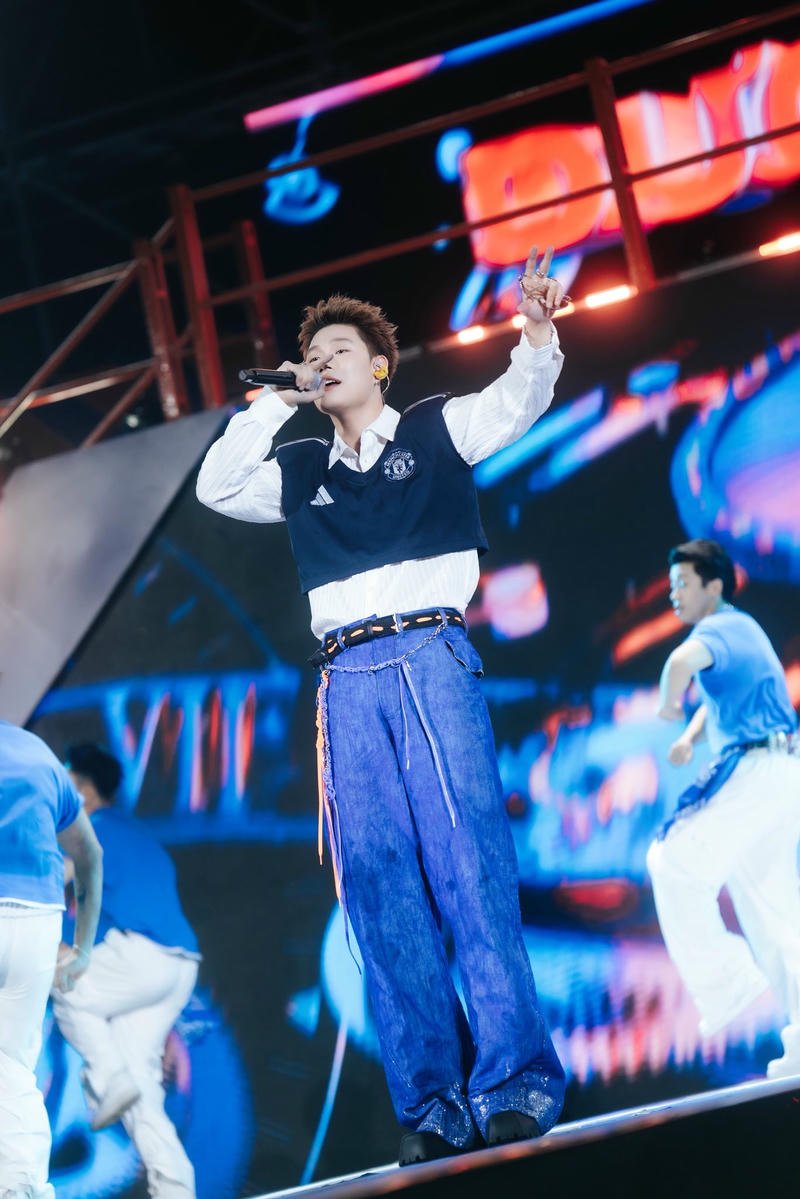 Gương mặt sắc nét trong hình nền Dương Domic trên sân khấu