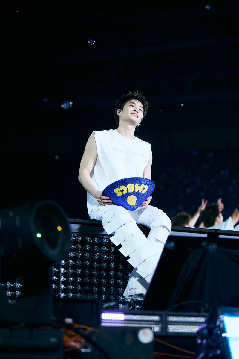 Gương mặt sắc nét trong hình nền Negav trên sân khấu