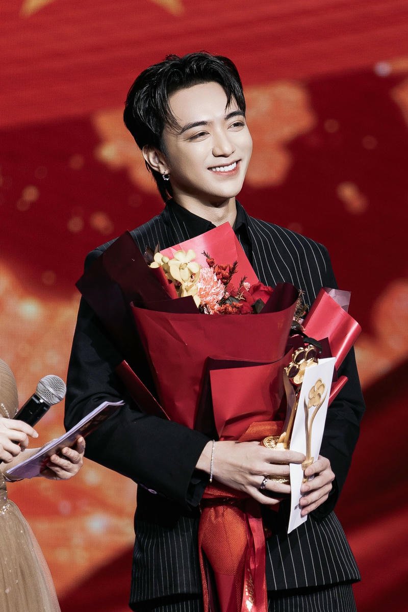 Gương mặt sắc nét trong hình nền Soobin Hoàng Sơn