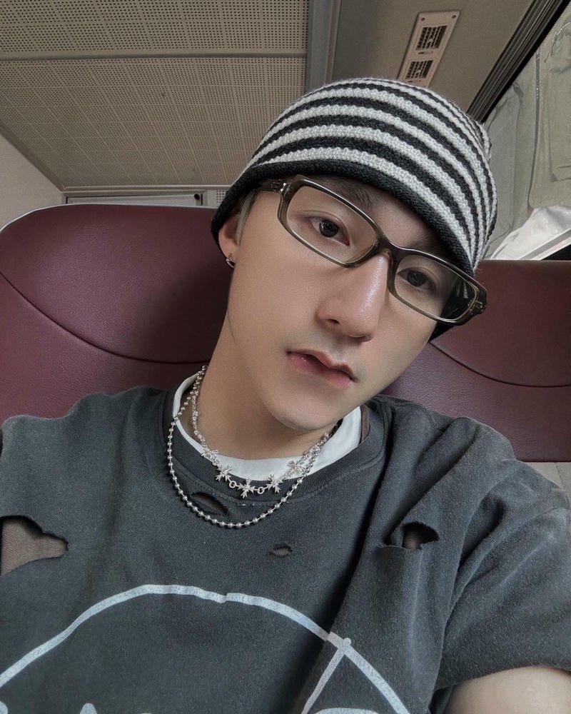 Gương mặt tỏa sáng Sơn Tùng MTP trong nền