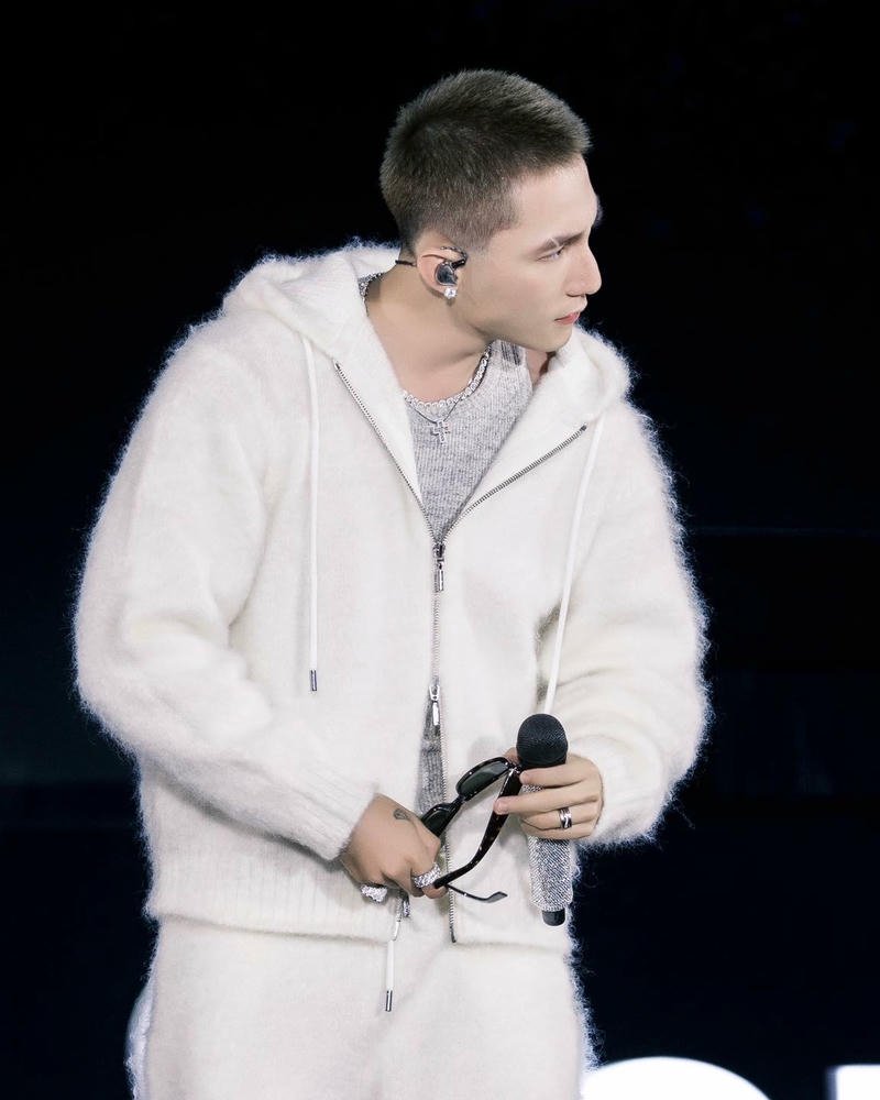 Gương mặt trẻ trung Sơn Tùng MTP trong hình