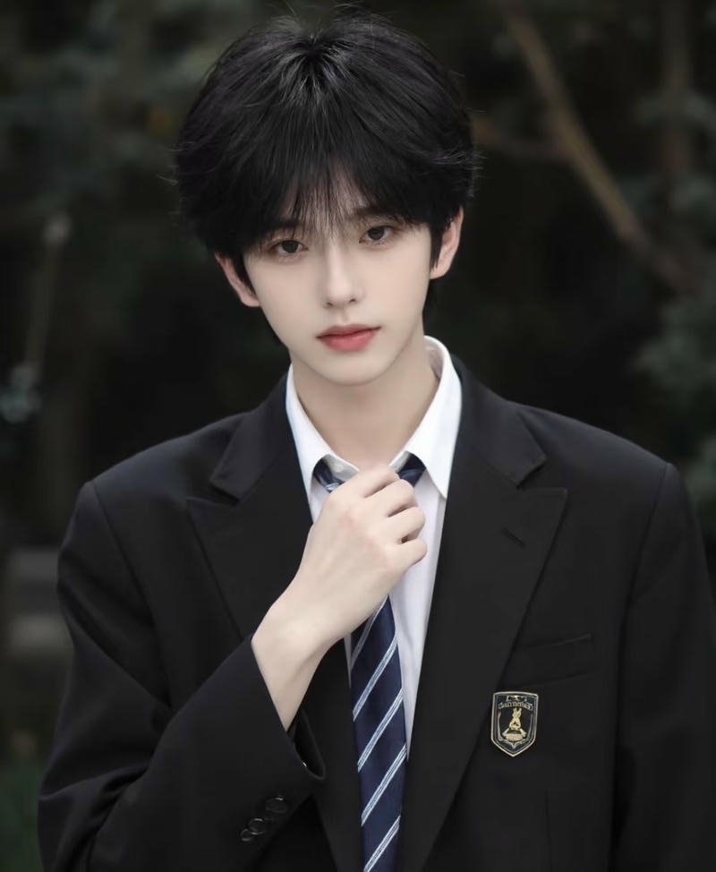 Gương mặt tự nhiên học sinh nam hình nền