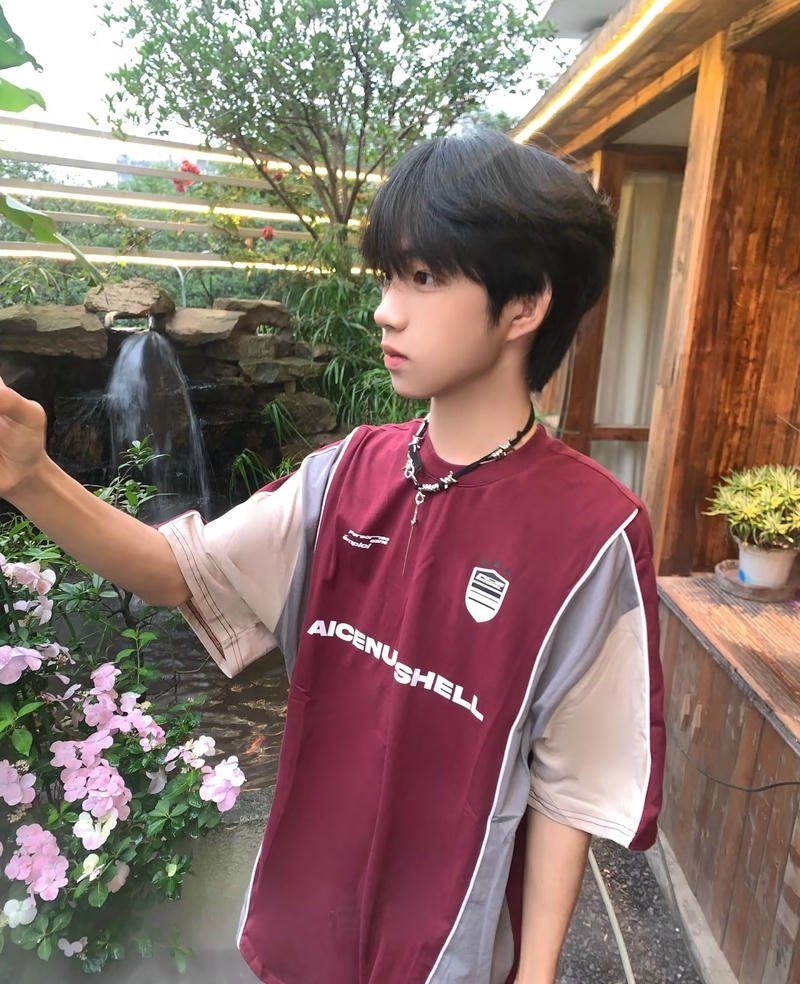 Gương mặt tươi sáng trai đẹp 13 tuổi trong nền