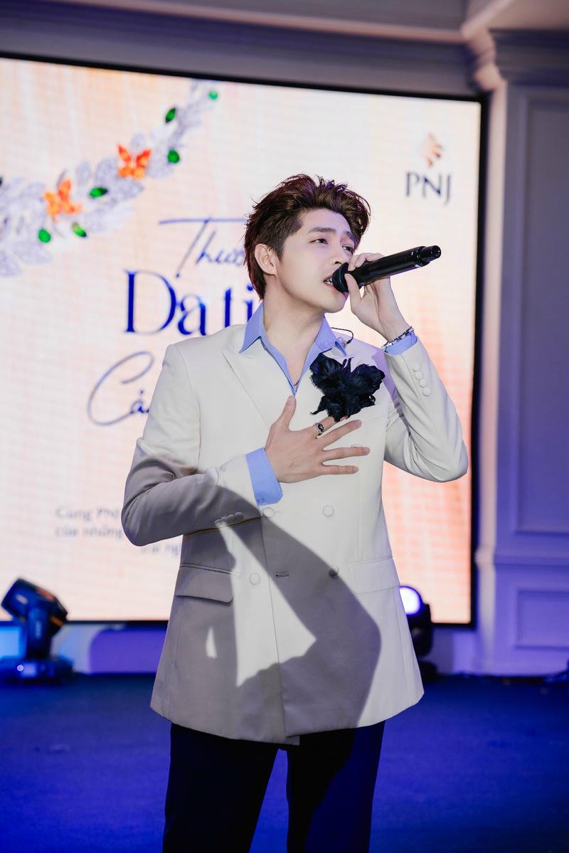 Hình ảnh Noo Phước Thịnh nổi bật cá tính riêng