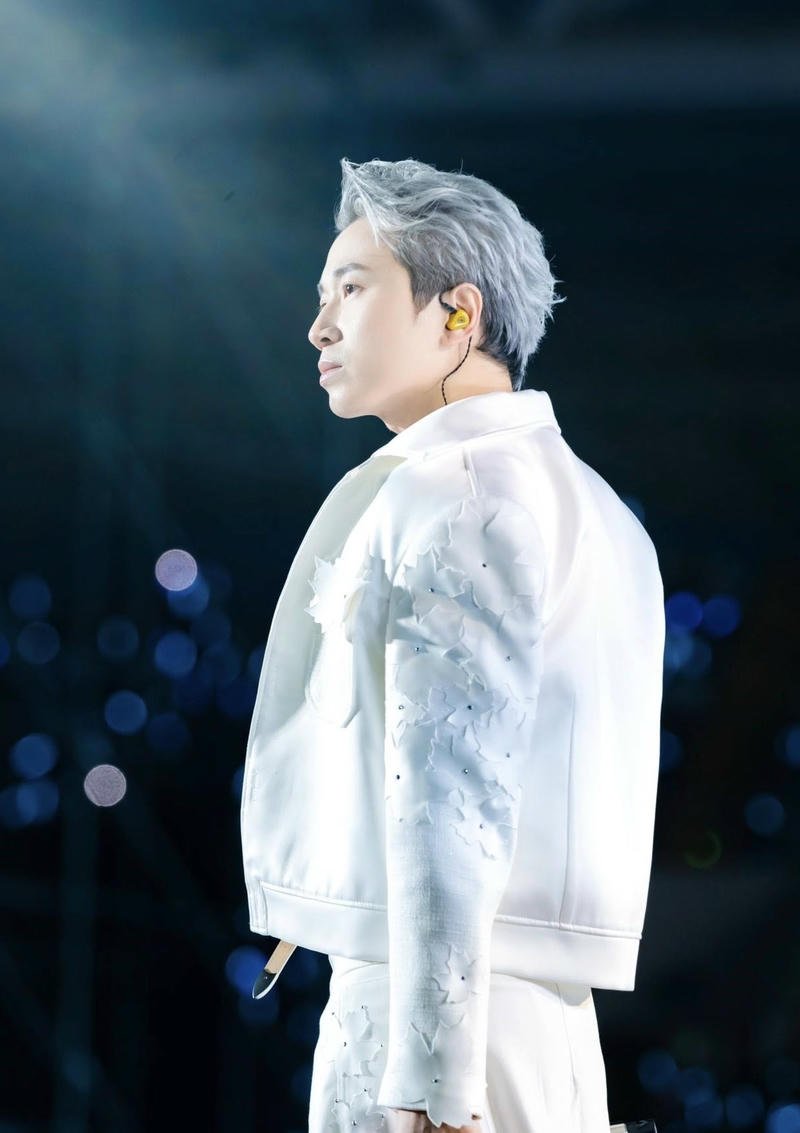 Hình ảnh biểu diễn ánh đèn nổi bật của Karik làm nền