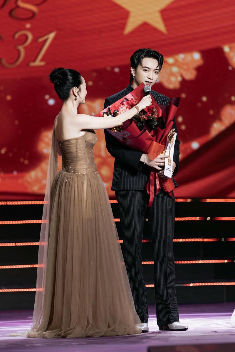 Hình ảnh biểu diễn ánh đèn nổi bật nền Soobin Hoàng Sơn