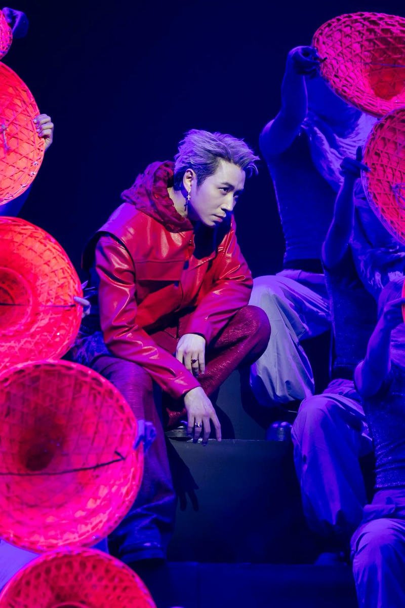 Hình ảnh biểu diễn đầy năng lượng của Karik làm nền