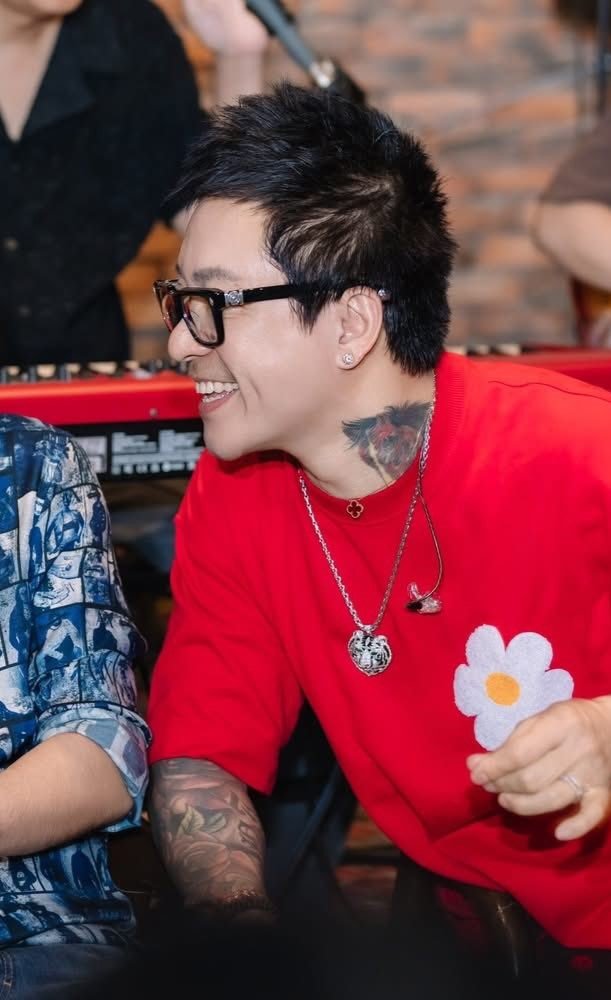 Hình ảnh cá tính của Tuấn Hưng phù hợp làm nền điện thoại