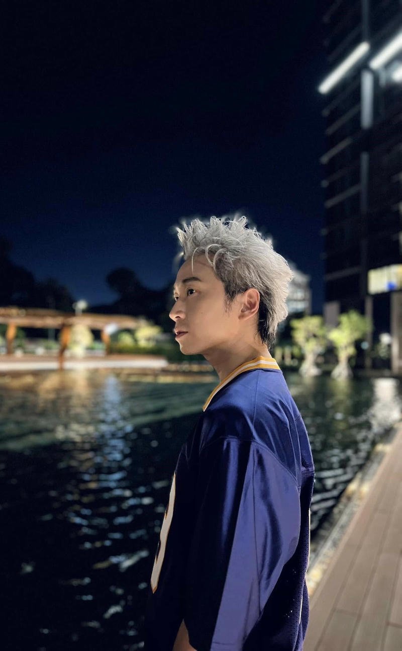 Hình ảnh đời thường gần gũi của Karik làm nền đẹp