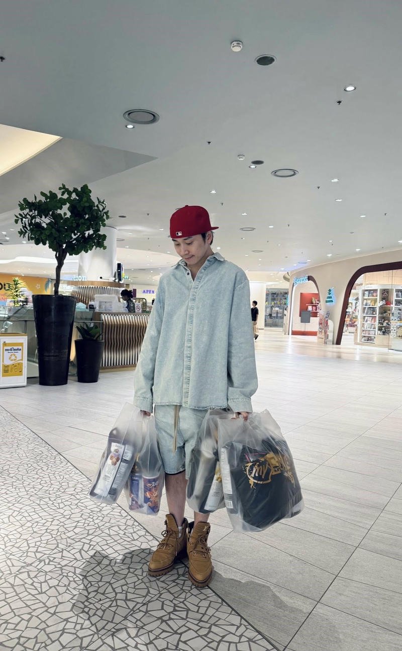 Hình ảnh đời thường gần gũi của Karik tạo cảm giác nền