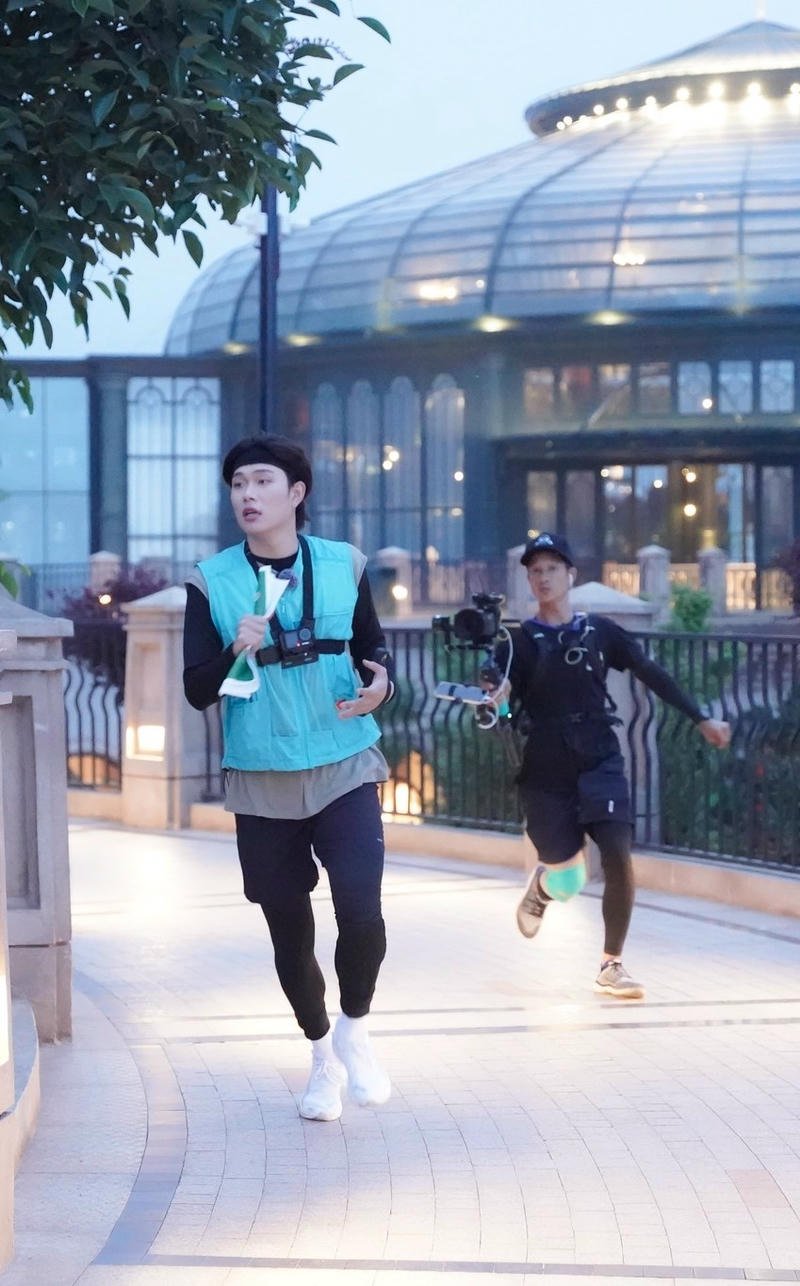 Hình ảnh đời thường tự nhiên trong nền Dương Domic ngoài đời