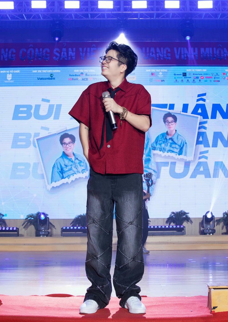 Hình ảnh giản dị Bùi Anh Tuấn làm nền