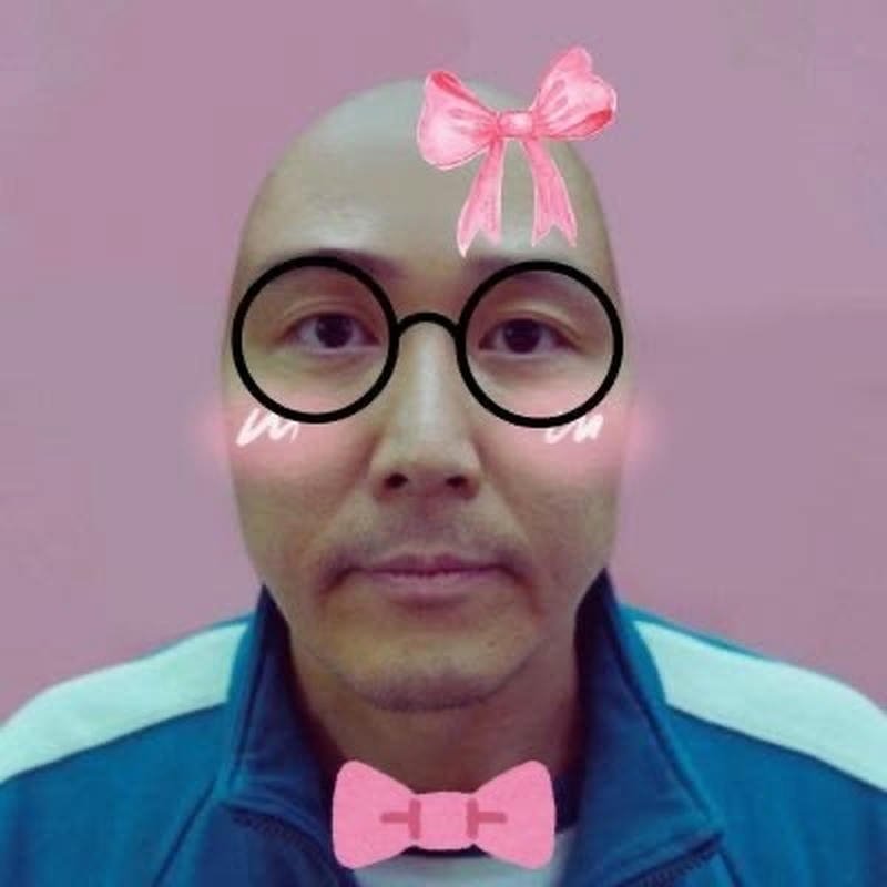 Hình ảnh meme Squid Game gương mặt căng thẳng mà ghép nơ