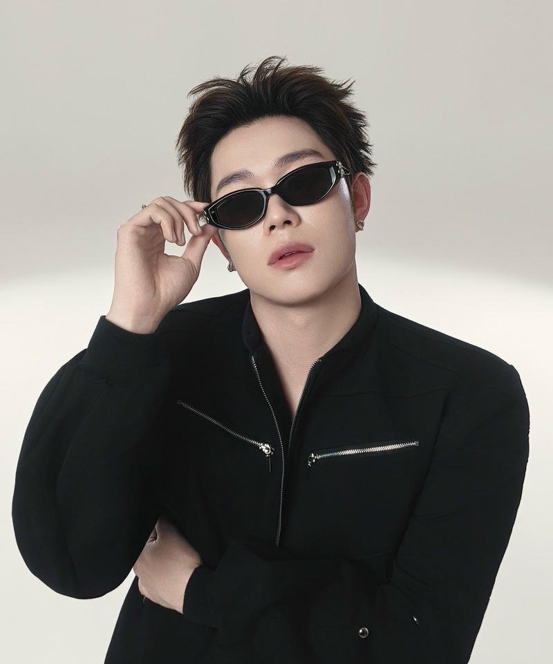 Hình ảnh sân khấu ánh đèn rực rỡ làm nền Dương Domic