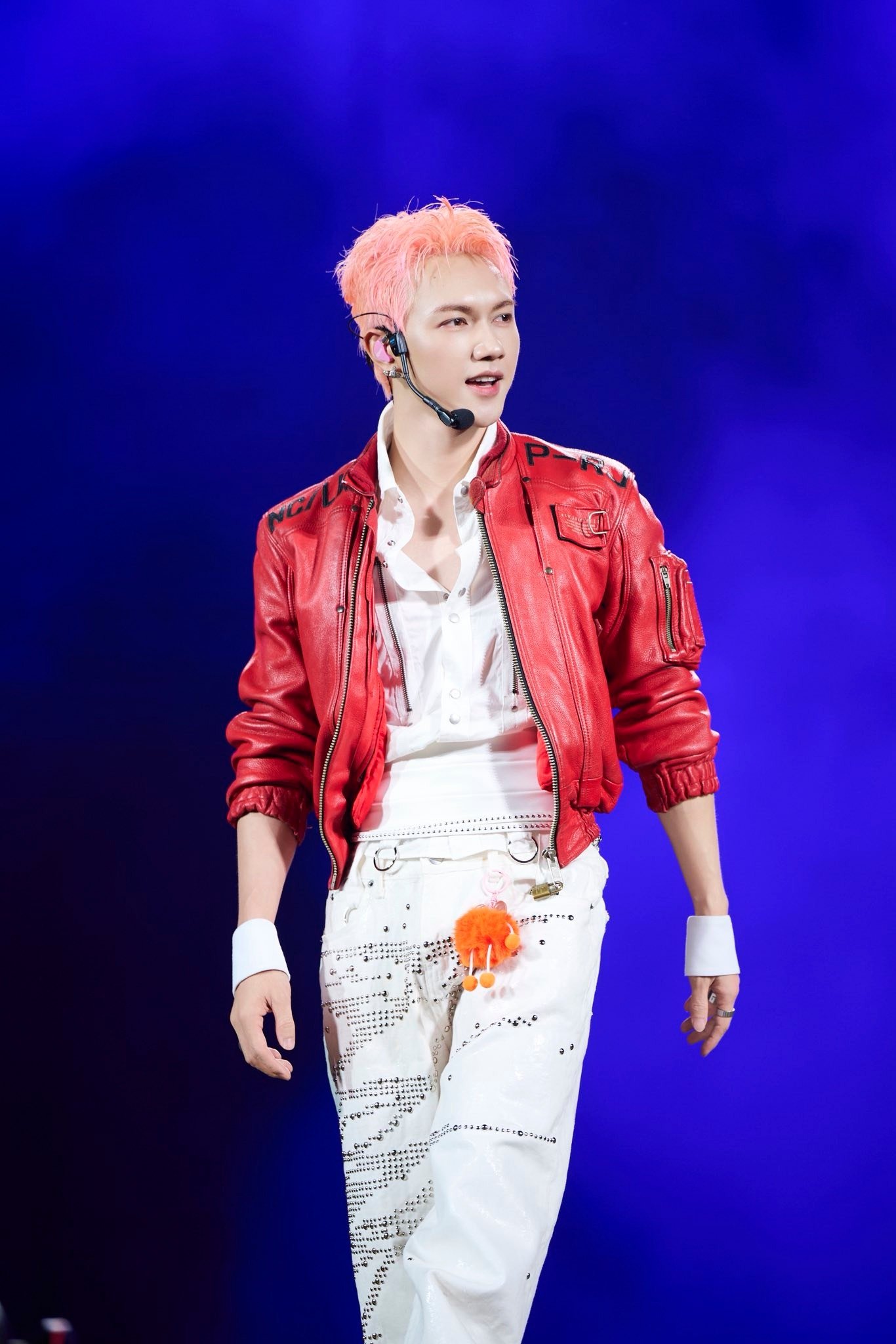 Hình ảnh sân khấu ánh đèn rực rỡ làm nền JSOL(1)