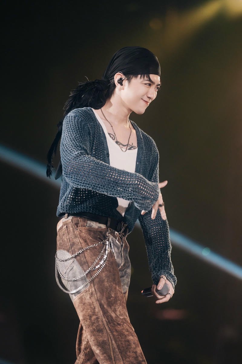 Hình ảnh sân khấu ánh đèn rực rỡ làm nền Soobin Hoàng Sơn