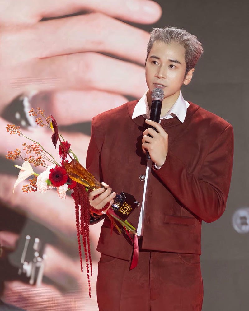 Hình ảnh sân khấu rực sáng của Karik làm nền