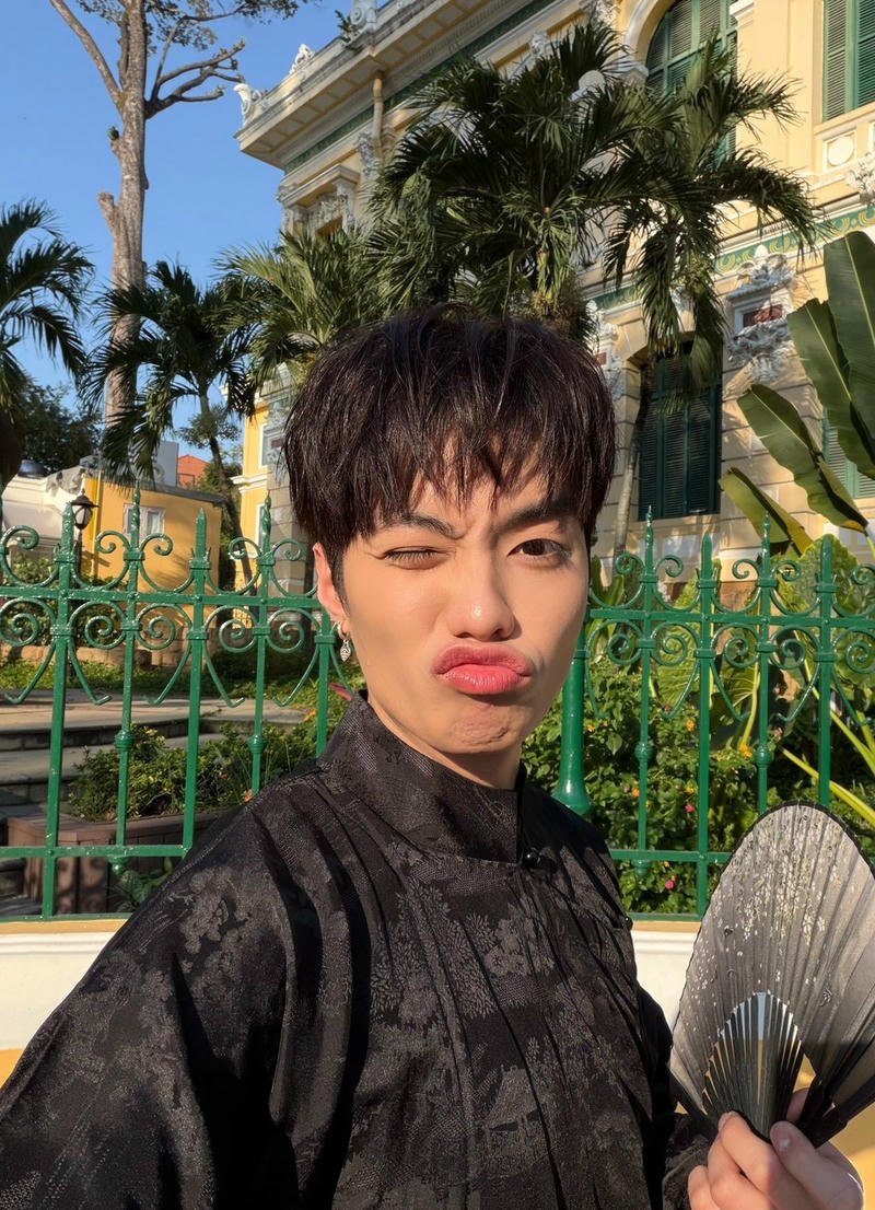 Hình ảnh sân khấu rực sáng làm nền Negav