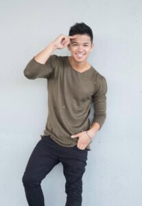 Hình ảnh trình diễn Trọng Hiếu làm nền