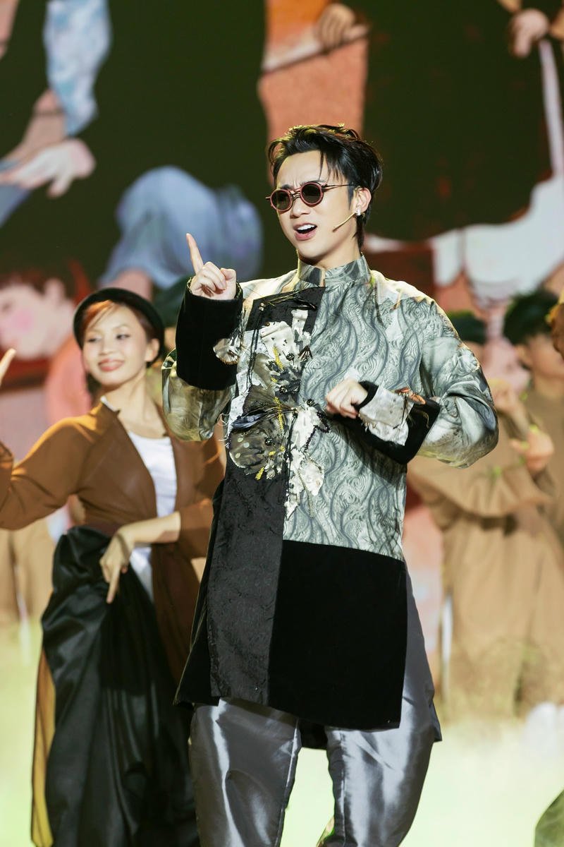 Hình ảnh trình diễn chuyên nghiệp tạo nền Soobin Hoàng Sơn