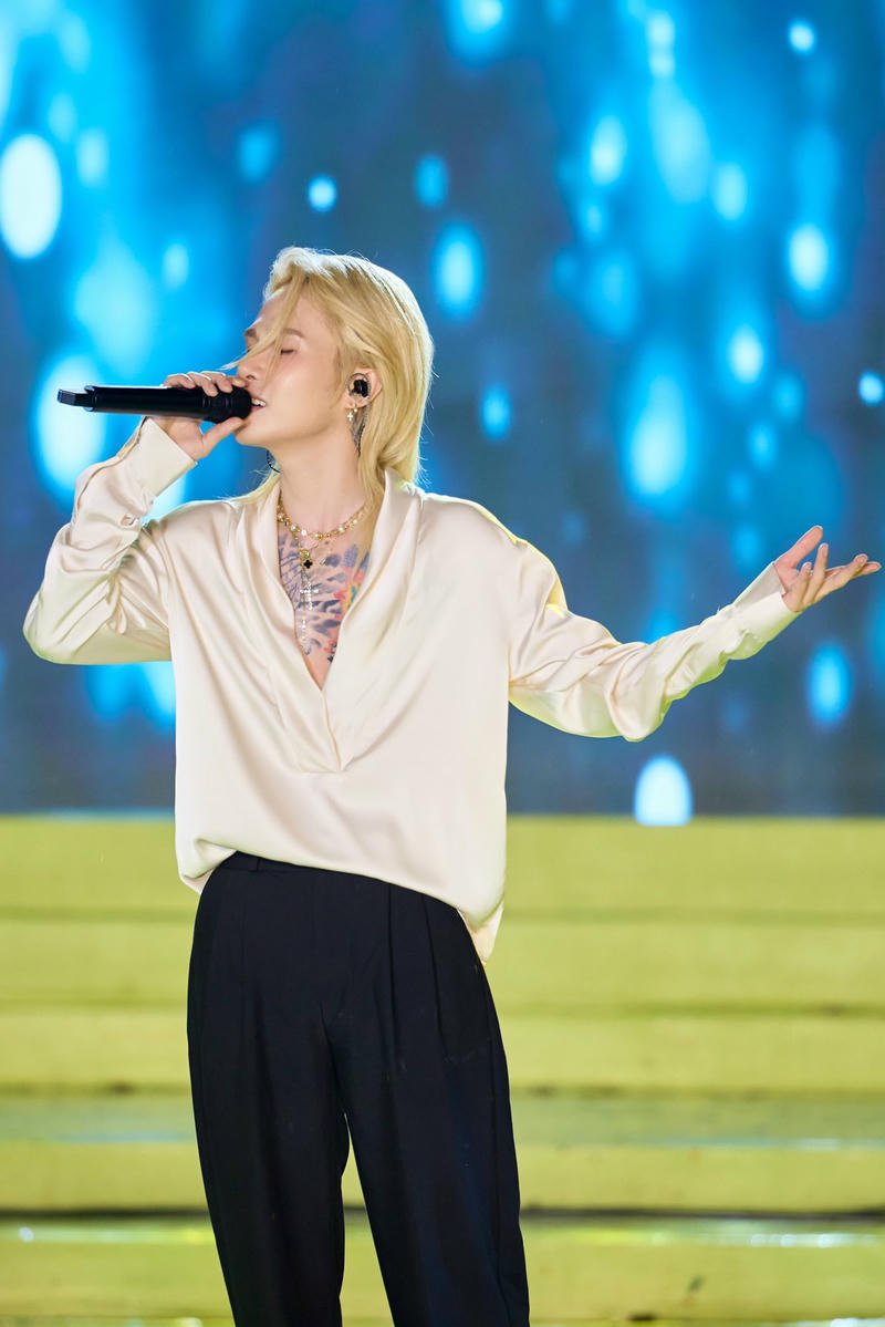 Hình ảnh tự nhiên trong nền Jack J97 trên sân khấu