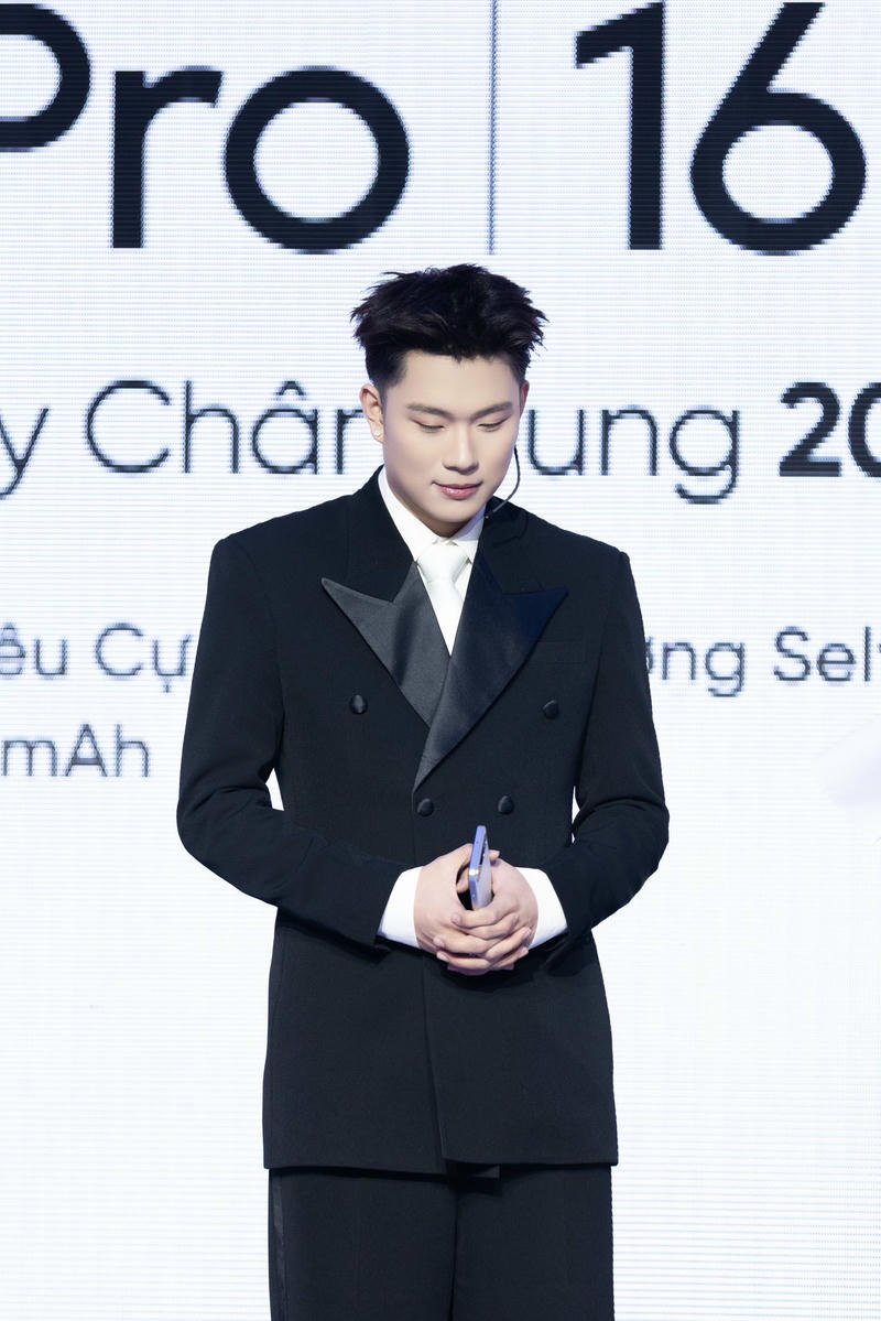 Hình nền Dương Domic ghi lại thần thái cuốn hút