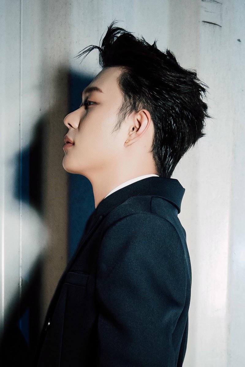 Hình nền Dương Domic với ánh mắt thu hút nổi bật