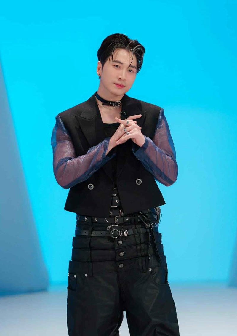 Hình nền Karik với ánh mắt sắc sảo cuốn hút