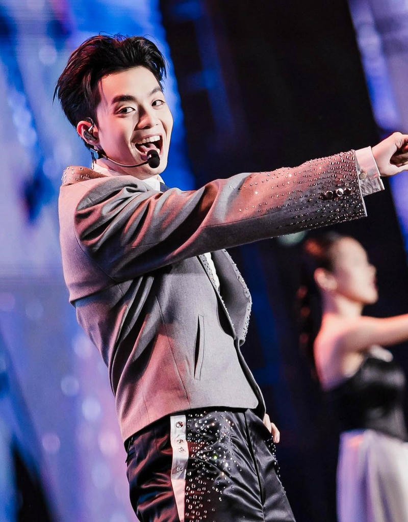 Hình nền Negav với ánh mắt sắc lạnh nổi bật