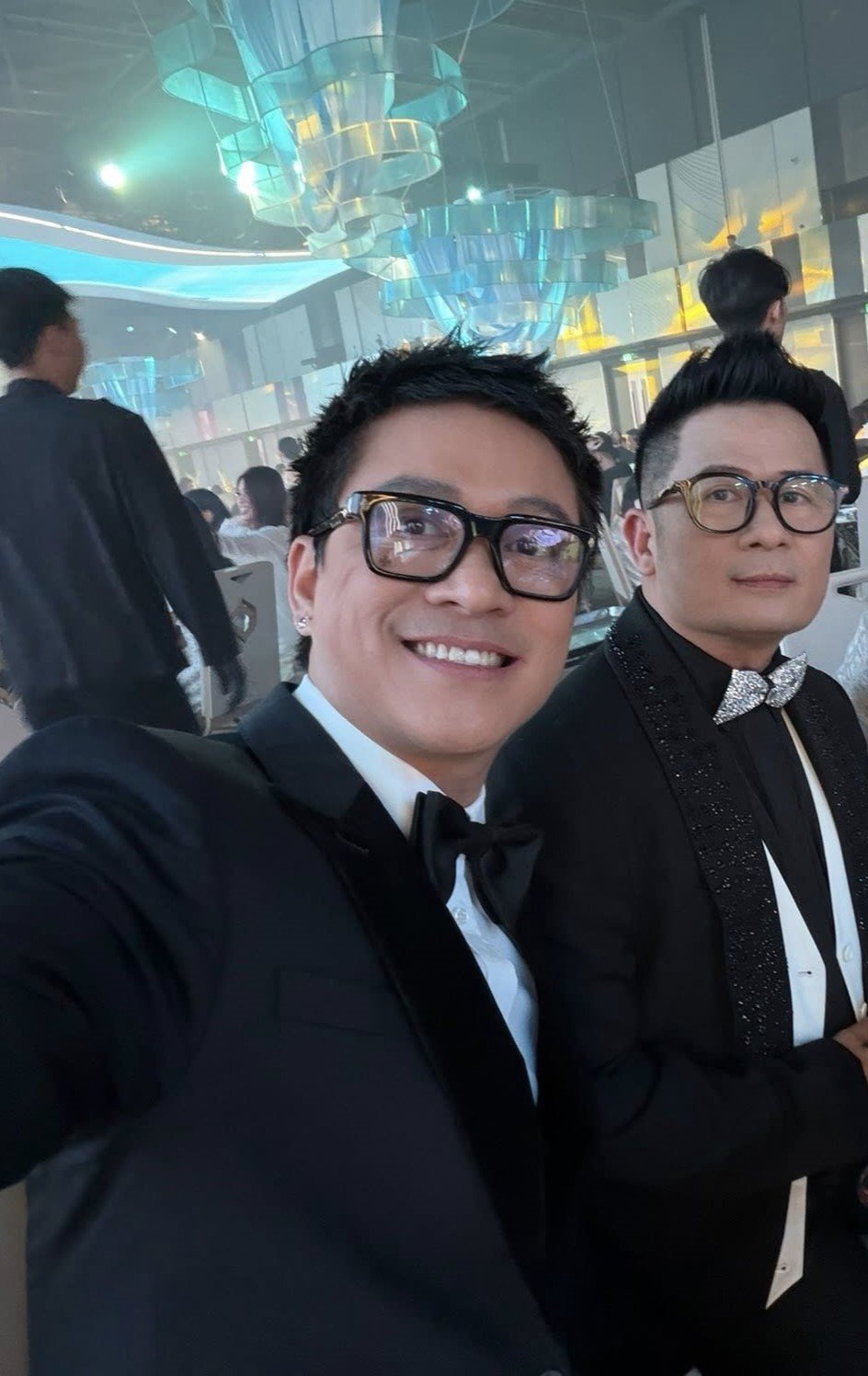 Hình nền ghi lại thần thái riêng biệt của Tuấn Hưng