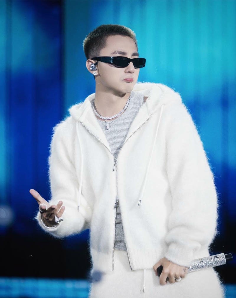 Khoảnh khắc biểu diễn Sơn Tùng MTP sân khấu rực sáng