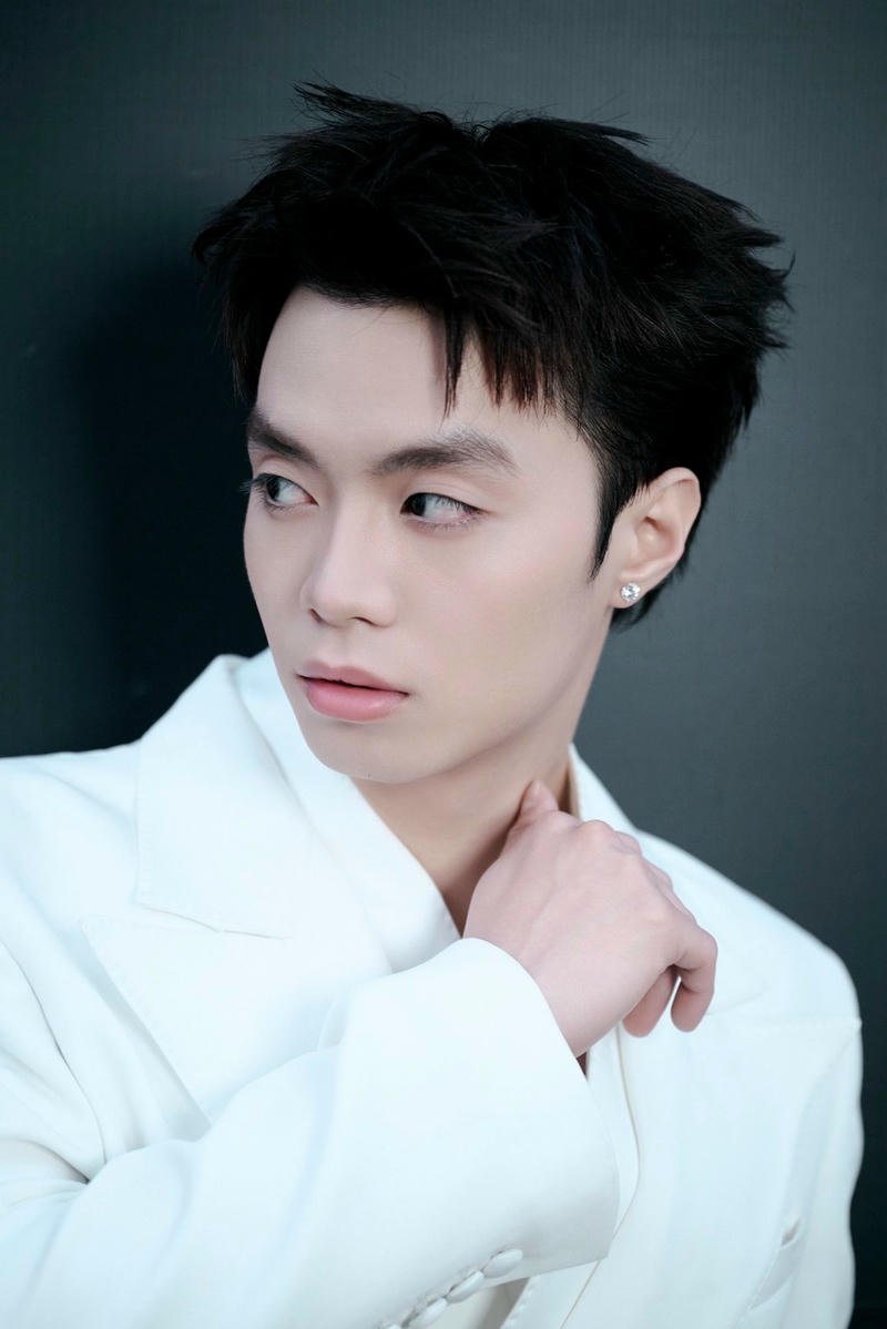 Khoảnh khắc biểu diễn ấn tượng tạo nền Negav