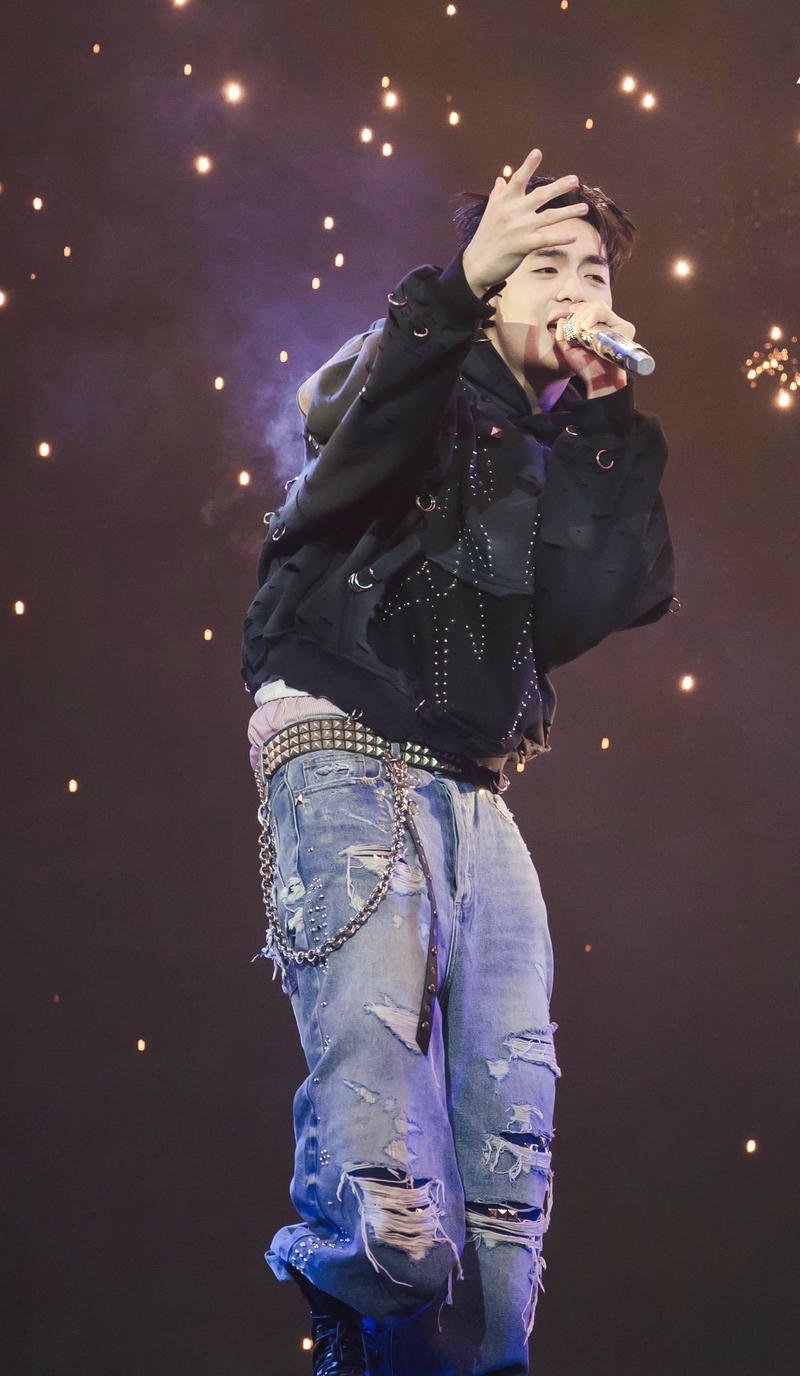 Khoảnh khắc biểu diễn mạnh mẽ tạo nền Negav