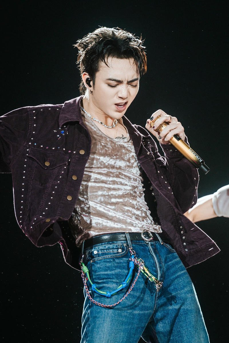 Khoảnh khắc biểu diễn mạnh mẽ tạo nền Soobin Hoàng Sơn