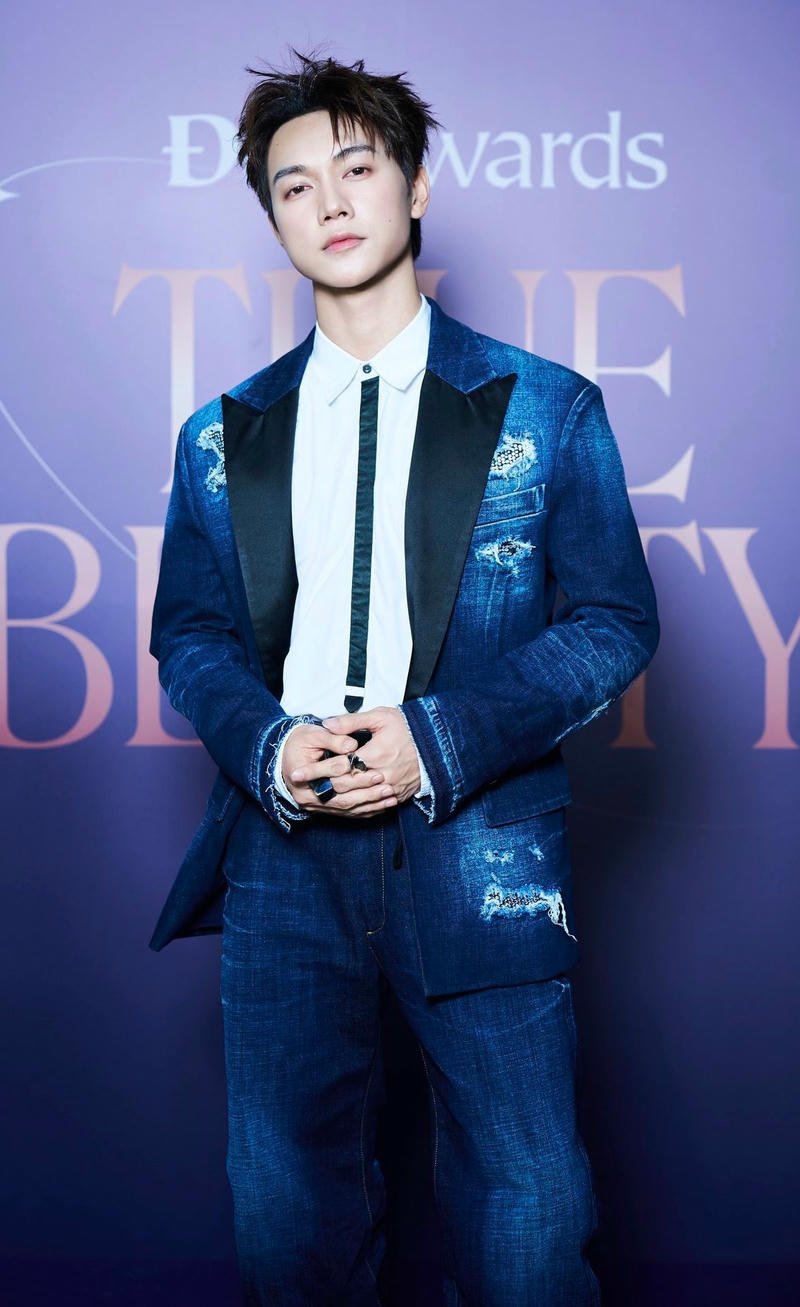 Khoảnh khắc biểu diễn nhẹ nhàng tạo nền JSOL(1)