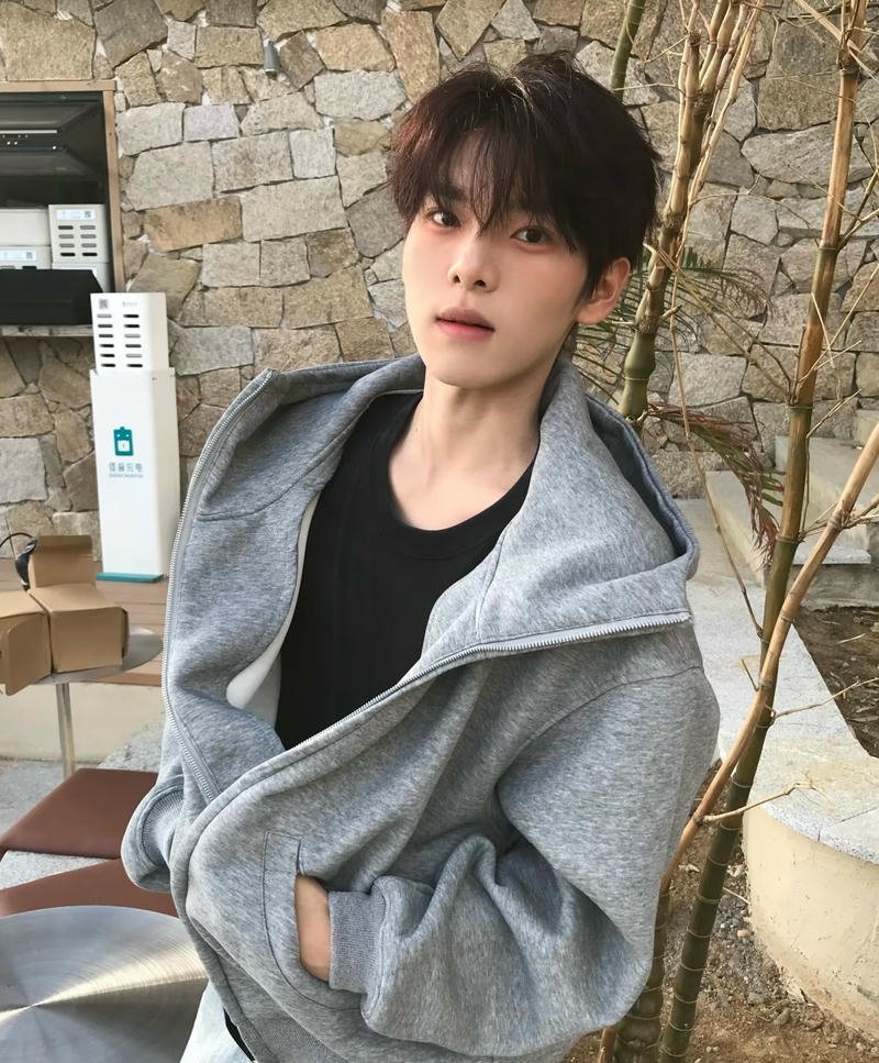 Khoảnh khắc che mặt trai đẹp che mặt k9 nền điện thoại