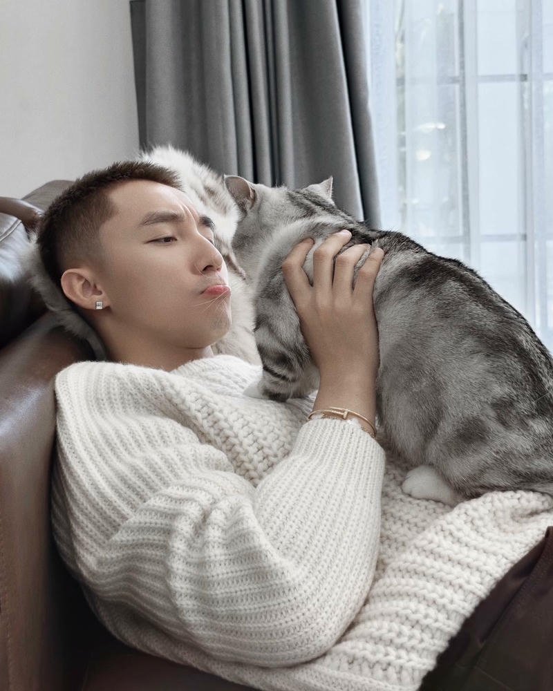 Khoảnh khắc cười nhẹ Sơn Tùng MTP hợp nền